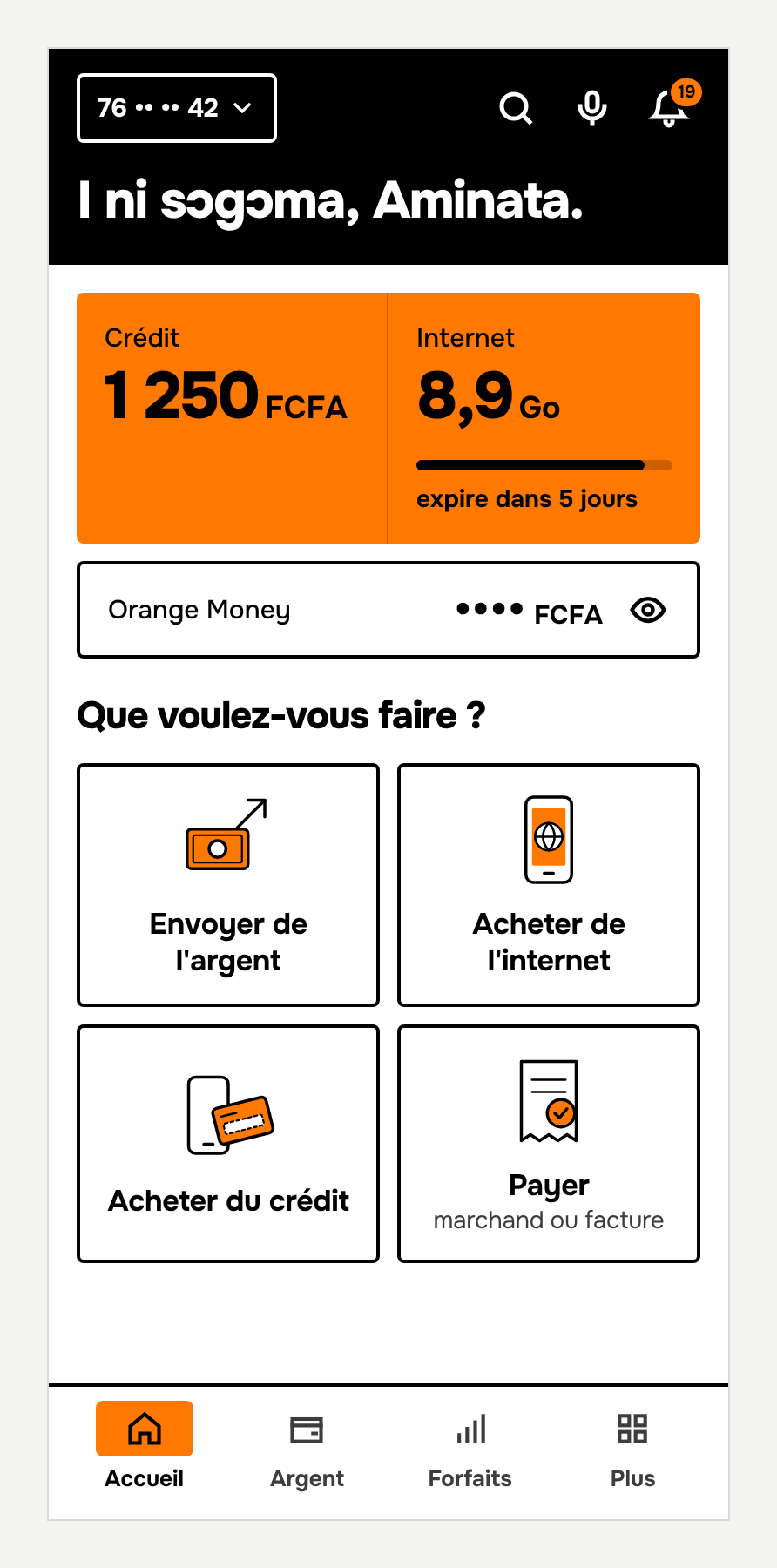 L'écran d'accueil proposé : le crédit, l'internet et Orange Money en haut, quatre actions en dessous, et quatre onglets en bas.